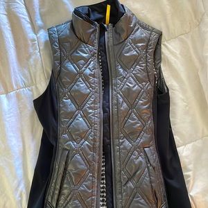 Black & Metallic gray winter vest with houndstooth lining. XS Lole brand name.